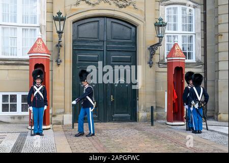 Les touristes regardent la relève de la Garde au Palais Royal Amalienborg, Copenhague, Danemark Banque D'Images