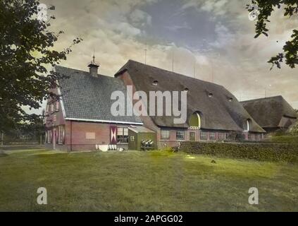 Ferme Cremerhoeve à Ziijerveld Annotation: Het Ziijerveld est une superficie de 620 hectares située sur le côté nord-ouest d'Assen dans la province de Drenthe (Pays-Bas). Il a été acheté comme terre féroce en 1907 auprès des agriculteurs de Ziijer par Jacob Theodoor Cremer, président de la Nederlandsche Handel-Maatschappij et ancien ministre Des Colonies. Cremer avait la région minée par la Nederlandsche Heidemaatschappij dans les années précédant la première Guerre mondiale. De la Drentsche Hoofdvaart, l'Asserwijk a été creusée pour le drainage et le transport. Le long et près de l'Asserwijk, Cremer avait 15 fermes construites, avec un siz Banque D'Images