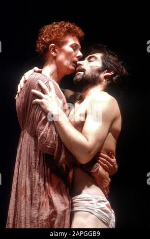 Cleopatra détient la mort Antony: Vanessa Redgrave (Cleopatra) et Timothy Dalton (Antony) à ANTONY ET CLEOPATRA par Shakespeare dirigé par Toby Robertson au Théâtre Royal Haymarket, Londres en 1986. Vanessa Redgrave, actrice et militante politique, née à Londres en 1937. Prix CBE décerné en 1967. Dans une relation à long terme avec Timothy Dalton de 1971 à 1986 Banque D'Images