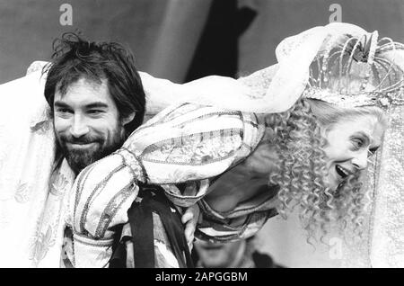 Timothy Dalton (Petruchio) et Vanessa Redgrave (Katherina) dans LE CADRE DU SHREW de Shakespeare dirigé par Toby Robertson au Théâtre Royal Haymarket, Londres en 1986. Vanessa Redgrave, actrice et militante politique, née à Londres en 1937. Prix CBE décerné en 1967. Dans une relation à long terme avec Timothy Dalton de 1971 à 1986. Banque D'Images