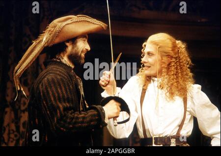 Timothy Dalton (Petruchio) et Vanessa Redgrave (Katherina) dans LE CADRE DU SHREW de Shakespeare dirigé par Toby Robertson au Théâtre Royal Haymarket, Londres en 1986. Vanessa Redgrave, actrice et militante politique, née à Londres en 1937. Prix CBE décerné en 1967. Dans une relation à long terme avec Timothy Dalton de 1971 à 1986. Banque D'Images