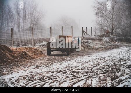 Champ enneigé avec un wagon attaché à une moto à quatre roues Banque D'Images