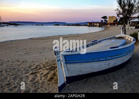 Plage de Saint clair avec un bateau et des bâtiments Entouré par la mer et les collines en France Banque D'Images