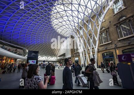 Londres, ROYAUME-UNI - 26 mai 2013 : passagers en attente d'informations d'embarquement sur le parcours de King's Cross Station, Londres. ROYAUME-UNI Banque D'Images