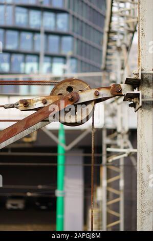 Gros plan vertical du mécanisme avec une corde utilisée pour suspendre des vêtements à l'extérieur Banque D'Images