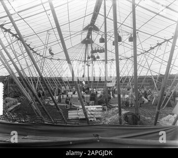 Circus Mulsens in Amsterdam Build-up tente Date: 21 août 1953 lieu: Amsterdam, Noord-Holland mots clés: Bâtiment, tentes Nom de l'établissement: Circus Mulsens Banque D'Images