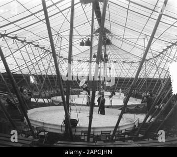 Circus Mulsens in Amsterdam Build-up tente Date: 21 août 1953 lieu: Amsterdam, Noord-Holland mots clés: Bâtiment, tentes Nom de l'établissement: Circus Mulsens Banque D'Images
