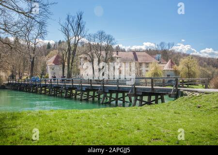 Vieux château Otocec derrière le pont sur la rivière à Slovénie Banque D'Images