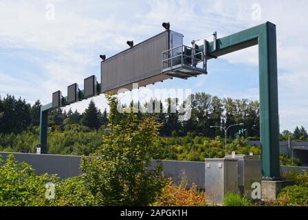 Autoroute. Système électronique de surveillance de la circulation et de collecte des péage. Banque D'Images