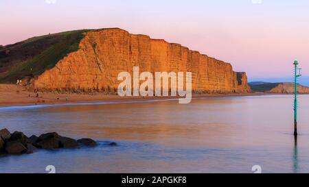 Plage de l'ouest de la baie de l'ouest de la falaise de grès jaune lumière du soir au sud de la côte jurassique du Dorset england uk go Banque D'Images