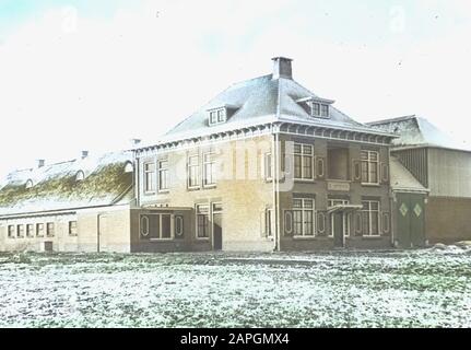 Ferme Hunneheid Annotation: Het Ziijerveld est une superficie de 620 hectares située sur le côté nord-ouest d'Assen dans la province de Drenthe (Pays-Bas). Il a été acheté comme terre féroce en 1907 auprès des agriculteurs de Ziijer par Jacob Theodoor Cremer, président de la Nederlandsche Handel-Maatschappij et ancien ministre Des Colonies. Cremer avait la région minée par la Nederlandsche Heidemaatschappij dans les années précédant la première Guerre mondiale. De la Drentsche Hoofdvaart, l'Asserwijk a été creusée pour le drainage et le transport. Le long et près de l'Asserwijk, Cremer avait 15 fermes construites, d'une taille de 20-45 hecta Banque D'Images