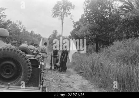 Lahat, Martapurera, Pajakaboeng; signature du texte du dossier à Lahat Description: [Colonne à la ligne du dossier. Sur le front, un officier indonésien parle avec trois soldats de l'INT avec un chien. Dans la jeep sont des observateurs étrangers Rousset et Mac Nail visibles] Date: 27 janvier 1948 lieu: Indonésie, Hollandais East Indies, Sumatra Banque D'Images