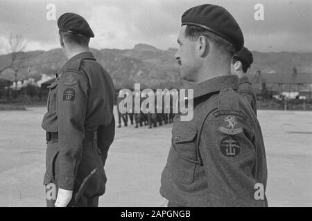 Armée [Army] Anefo London series Description: Formation de commandement. L'O.C. avec ses officiers subalternes, se tenant intelligemment à l'attention [Le commandant avec ses officiers d'état-major, debout dans la posture] Annotation: Sujet no 2 Troop néerlandais de 10 Commando interalliés, stationné à Eastbourne. Le commandant était le premier lieutenant P.J. de la réserve Mulders Date : juillet 1943 lieu : Eastbourne, Grande-Bretagne mots clés : armée, officiers, soldats, formations, seconde Guerre mondiale Banque D'Images