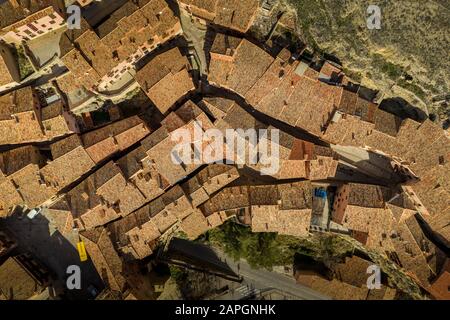 Vue panoramique aérienne d'Albarracin à Teruel, en Espagne, avec des maisons médiévales en terre cuite de grès rouge, un château mauresque et d'anciens murs de la ville ont voté la plupart b Banque D'Images