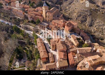 Vue panoramique aérienne d'Albarracin à Teruel, en Espagne, avec des maisons médiévales en terre cuite de grès rouge, un château mauresque et d'anciens murs de la ville ont voté la plupart b Banque D'Images