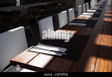 Vue en perspective d'une table en bois vide dans un restaurant, photo avec une mise au point douce sélective Banque D'Images