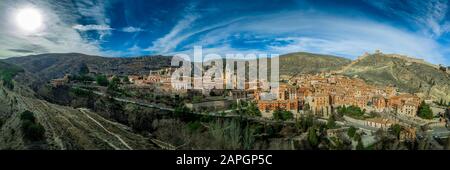 Vue panoramique aérienne d'Albarracin à Teruel, en Espagne, avec des maisons médiévales en terre cuite de grès rouge, un château mauresque et d'anciens murs de la ville ont voté la plupart b Banque D'Images