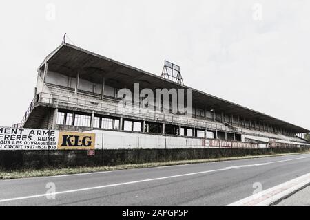 Pit Lane et les bâtiments Pit du circuit de Formule 1 du Grand Prix de France des années 1940 de Reims-Gueux, France - 7 août 2019 Banque D'Images