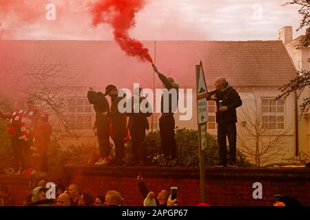 Les supporters de Liverpool donnent à l'entraîneur d'équipe une réception fantastique lorsqu'ils arrivent pour le match de la Premier League contre Manchester United à Anfield. Banque D'Images