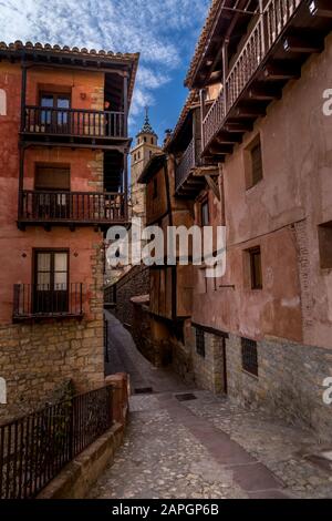 Vue panoramique aérienne d'Albarracin à Teruel, en Espagne, avec des maisons médiévales en terre cuite de grès rouge, un château mauresque et d'anciens murs de la ville ont voté la plupart b Banque D'Images