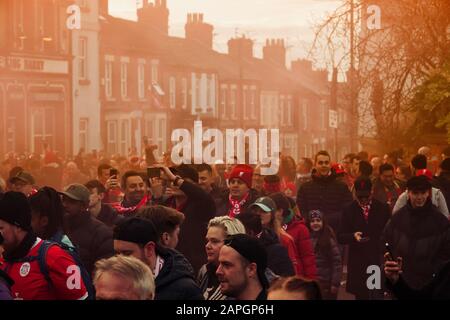 Les supporters de Liverpool donnent à l'entraîneur d'équipe une réception fantastique lorsqu'ils arrivent pour le match de la Premier League contre Manchester United à Anfield. Banque D'Images