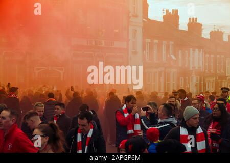 Les supporters de Liverpool donnent à l'entraîneur d'équipe une réception fantastique lorsqu'ils arrivent pour le match de la Premier League contre Manchester United à Anfield. Banque D'Images