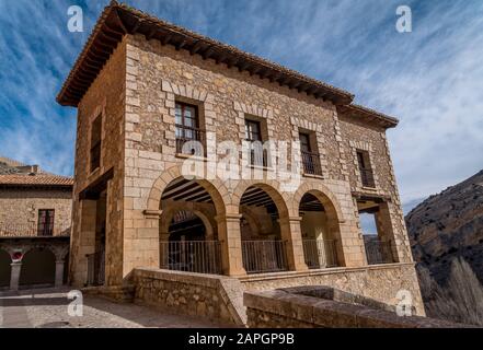 Vue panoramique aérienne d'Albarracin à Teruel, en Espagne, avec des maisons médiévales en terre cuite de grès rouge, un château mauresque et d'anciens murs de la ville ont voté la plupart b Banque D'Images