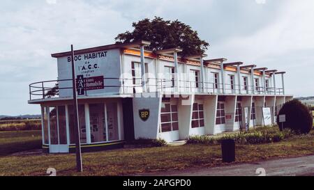 Pit Lane et les bâtiments Pit du circuit de Formule 1 du Grand Prix de France des années 1940 de Reims-Gueux, France - 7 août 2019 Banque D'Images