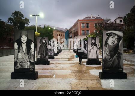 Une femme fait des portraits de l'actrice espagnole Pepa Flores connue sous le nom de (Marisol) après une forte tempête de grêle dans le centre-ville de Malaga causée par la tempête Gloria. Banque D'Images