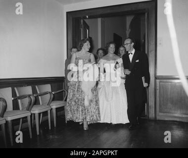 Concert de Maria Callas dans le Concertgebouw à Amsterdam, Princesses Beatrix et Irene entrent dans la salle de concert Date: 11 juillet 1959 Banque D'Images