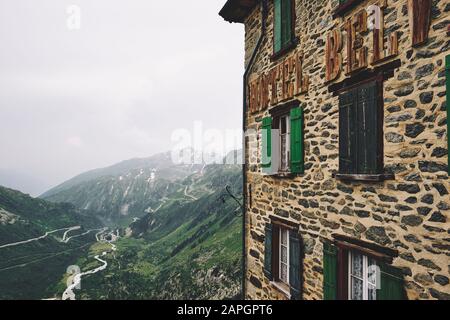 L'Hôtel Belvédère aujourd'hui désaffecté sur le col de la Furka, avec une altitude de 2 429 mètres, est un col de haute montagne dans les Alpes Suisses Banque D'Images