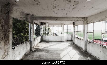 Pit Lane et les bâtiments Pit du circuit de Formule 1 du Grand Prix de France des années 1940 de Reims-Gueux, France - 7 août 2019 Banque D'Images