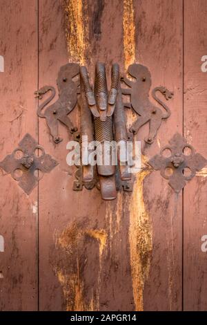 Rustiques et rustiques porte médiévale défonce deux lions tenant un dragon avec 6 têtes sur une vieille porte de maison à Albarracin Espagne Banque D'Images