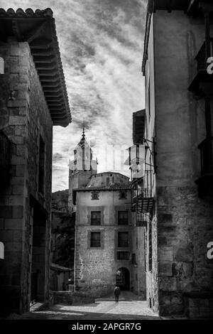 Vue sur la cathédrale de salvador Église catholique d'Albarracin Espagne derrière les arches du bâtiment de la municipalité Banque D'Images