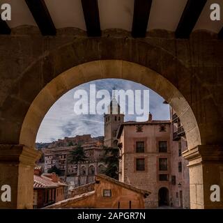 Vue sur la cathédrale de salvador Église catholique d'Albarracin Espagne derrière les arches du bâtiment de la municipalité Banque D'Images