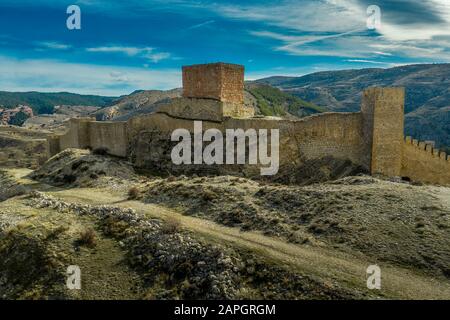 Vue panoramique aérienne d'Albarracin à Teruel, en Espagne, avec des maisons médiévales en terre cuite de grès rouge, un château mauresque et d'anciens murs de la ville ont voté la plupart b Banque D'Images