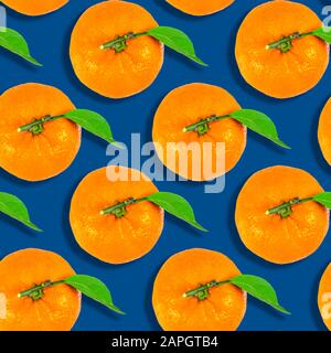 arrière-plan sans couture à partir de tangerines mûres isolées sur fond bleu classique. noël Banque D'Images