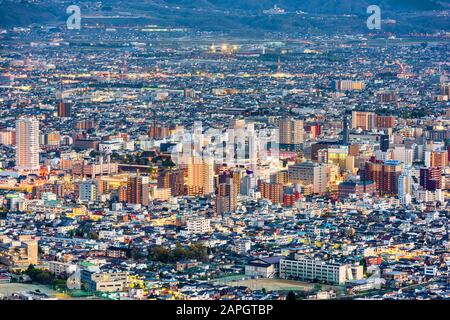 Kofu, centre-ville de la ville de la montagne au crépuscule. Banque D'Images