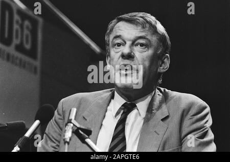 Congrès D66; Hans van Mierlo pendant le discours, titre Date: 15 juin 1985 mots clés: Congrès, politiciens, discours Nom personnel: Hans Van Mierlo Nom de l'institution: D66 Banque D'Images