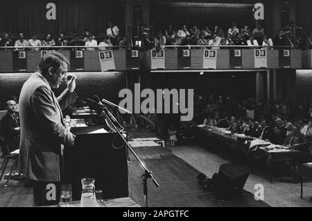 Congrès D66; Hans van Mierlo au cours du discours Date: 15 juin 1985 mots clés: Congrès, politiciens, discours Nom personnel: Hans Van Mierlo Nom de l'institution: D66 Banque D'Images
