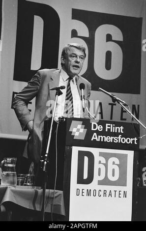 Congrès D66; Hans van Mierlo au cours du discours Date: 15 juin 1985 mots clés: Congrès, politiciens, discours Nom personnel: Hans Van Mierlo Nom de l'institution: D66 Banque D'Images