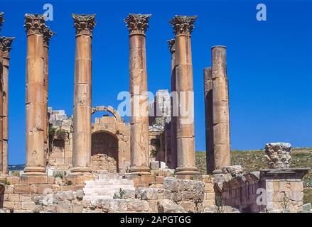 Jordanie. Les colonnes de pierre debout libres sont tout ce qui reste à l'ancienne ville romaine de Jerash non loin de la capitale de Jordanie d'Amman au Moyen-Orient Banque D'Images