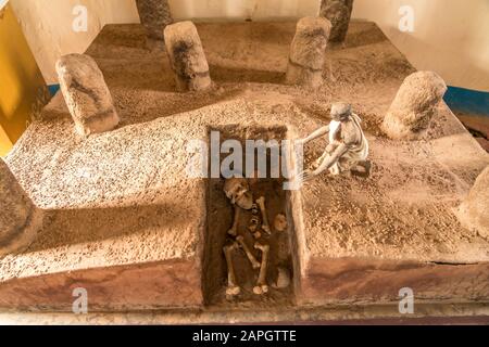 Modell einer Grabstätte unter den Steinkreisen von Wassu, Wassu Stone Circles Museum, Wassu, Gambie, Watafrika | réplique d'un cercle de pierre Wassu b Banque D'Images