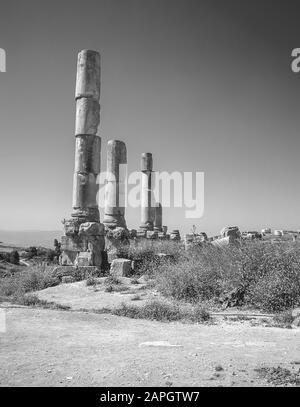 Jordanie. Les colonnes en pierre debout libres en monochrome sont tout ce qui reste de l'ancienne ville romaine de Jerash pas loin de la capitale de Jordanie Amman au Moyen-Orient Banque D'Images