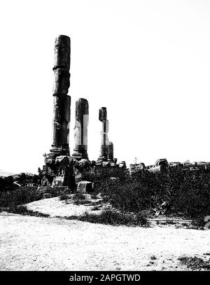 Jordanie. Colonnes en pierre debout libres en noir et blanc est tout ce qui reste de l'ancienne ville romaine de Jerash non loin de la capitale de Jordanie Amman au Moyen-Orient Banque D'Images