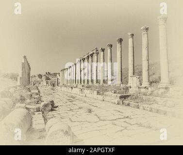 Jordanie. Colonnades en pierre libre debout en monochrome sur la rue principale autrefois de l'ancienne ville romaine de Jerash non loin de la capitale de Jordanie d'Amman au Moyen-Orient Banque D'Images