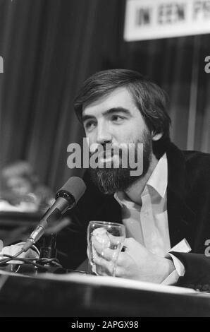 Congrès PvdA à Amsterdam, Max van der Berg durant son discours Date: 28 février 1981 lieu: Amsterdam, Noord-Holland mots clés: Congrès Nom personnel: Berg, Max van den Banque D'Images