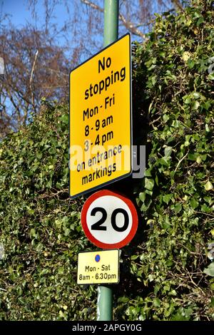 Maidstone, Kent, Royaume-Uni. Panneaux de signalisation : zone d'arrêt à 20 km/h (près de deux écoles) Banque D'Images