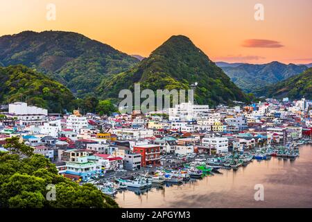 Shimoda, Japon ville Skyline au crépuscule sur la péninsule d'Izu. Banque D'Images