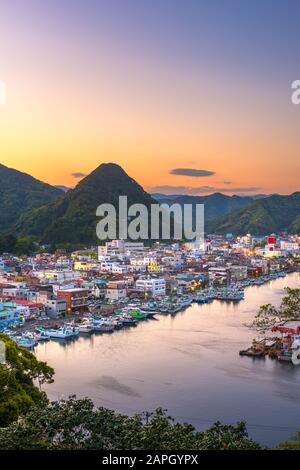 Shimoda, Japon ville Skyline au crépuscule sur la péninsule d'Izu. Banque D'Images